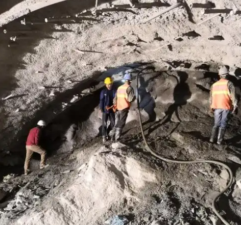 秦淮隧道拱顶带模注浆料，微膨胀注浆料的特点及施工工艺